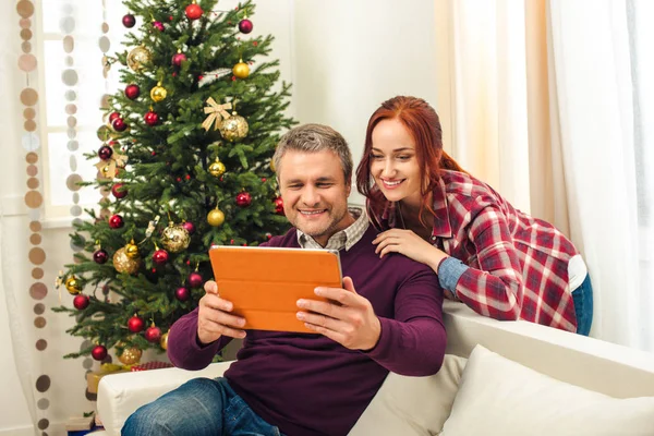 Pareja con tableta digital en Navidad — Stock Photo