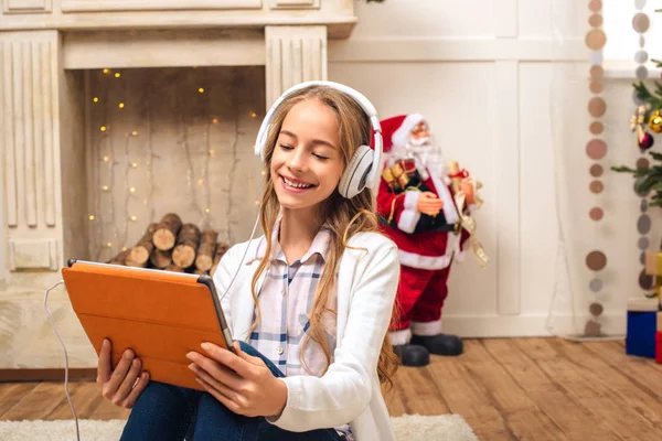 Adolescente con tableta digital en Navidad - foto de stock