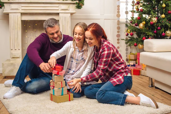 Bonne famille avec des cadeaux de Noël — Photo de stock