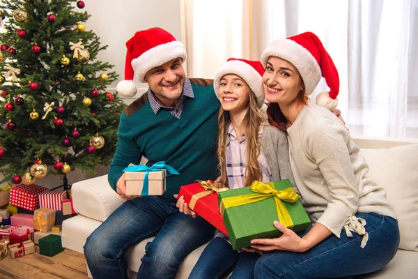 Familia feliz con regalos de Navidad - foto de stock