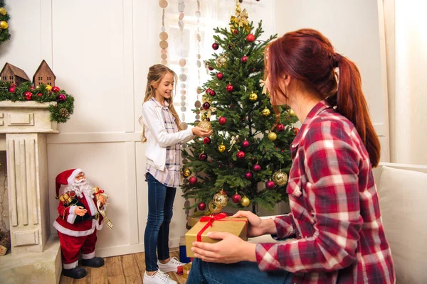 Mutter und Tochter schmücken Weihnachtsbaum — Stockfoto