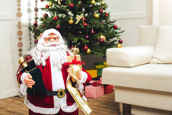 Santa decorativa con regalos de Navidad - foto de stock