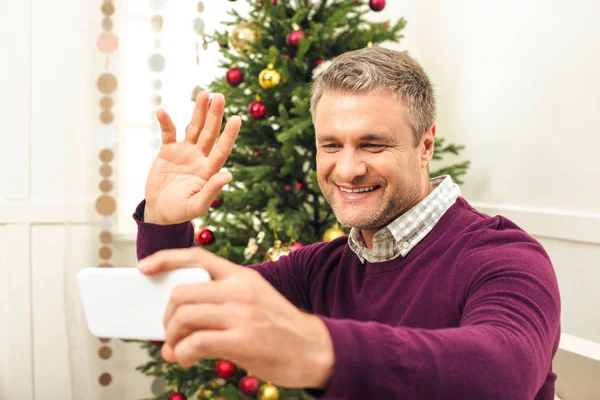 Homem tomando selfie com smartphone — Fotografia de Stock