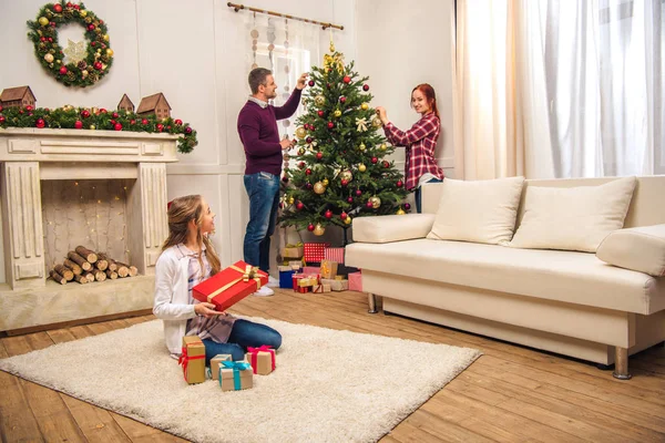 Familie schmückte Weihnachtsbaum — Stockfoto