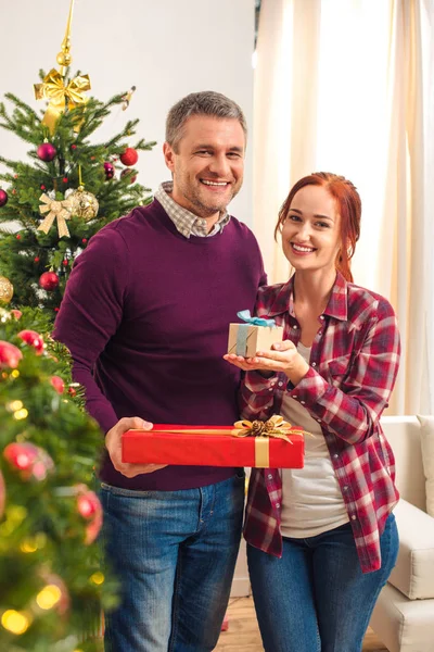 Пара з різдвяними подарунками — Stock Photo