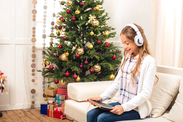 Adolescente con tableta digital en Navidad - foto de stock