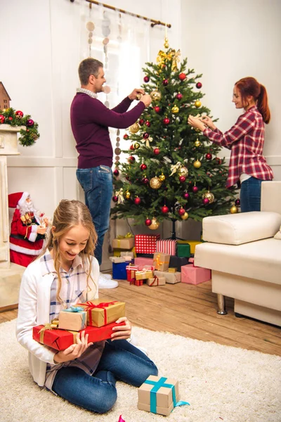 Árvore de natal decorada família — Fotografia de Stock