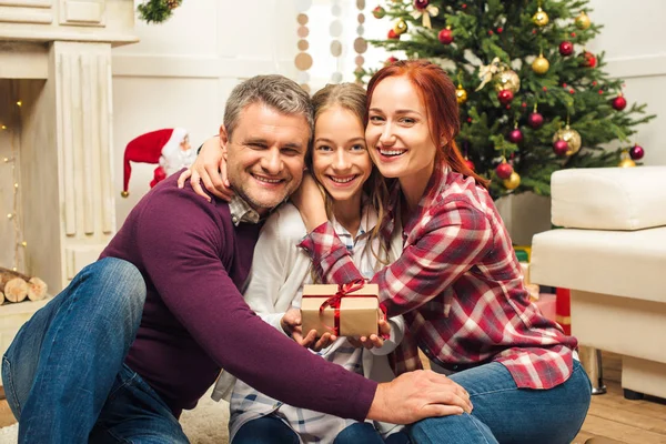 Familia feliz con regalo de Navidad - foto de stock