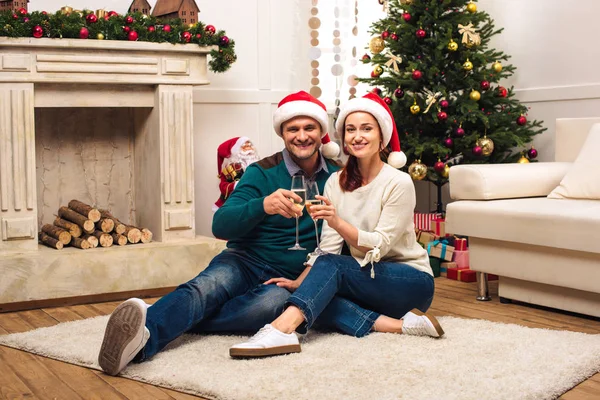 Couple drinking champagne at new year — Stock Photo