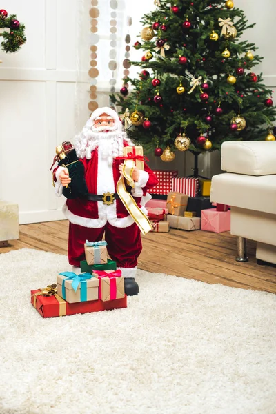 Santa decorativa con regalos de Navidad - foto de stock