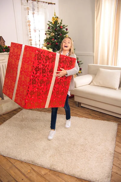 Bambino felice con regalo di Natale — Foto stock