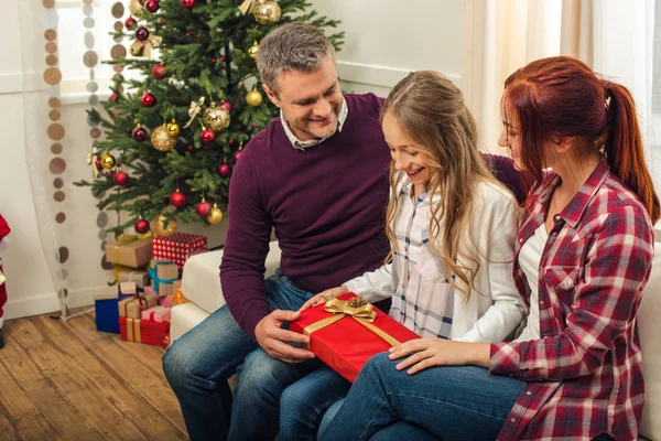 Familia con caja de regalo - foto de stock