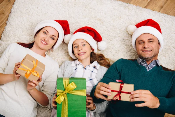 Famiglia con regali di Natale — Foto stock