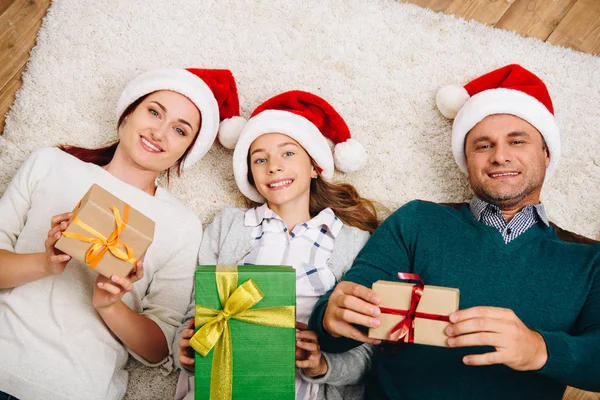 Famille avec cadeaux de Noël — Photo de stock