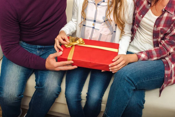 Семья с коробкой подарков — стоковое фото