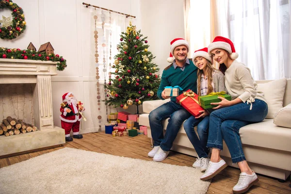 Familia feliz con regalos de Navidad - foto de stock