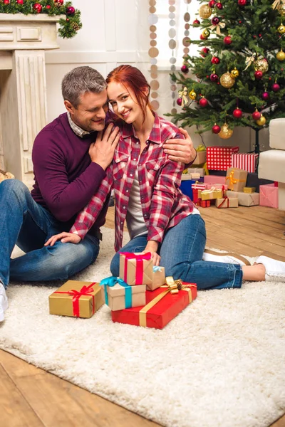 Pareja con regalos de Navidad - foto de stock