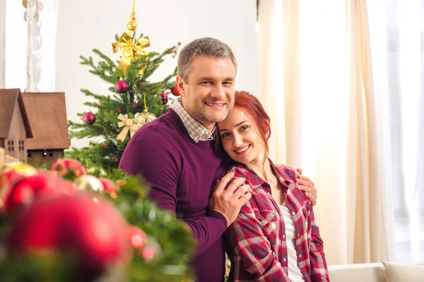 Счастливая пара в канун Рождества — стоковое фото