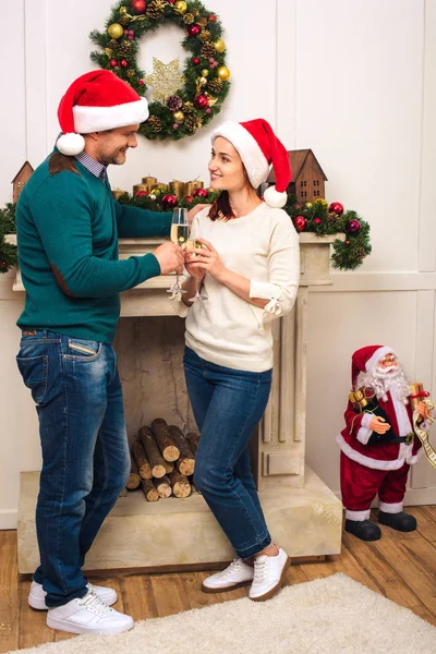 Pareja bebiendo champán en año nuevo - foto de stock