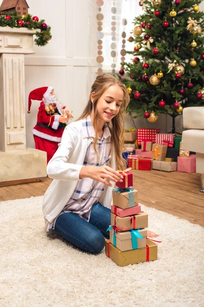 Felice adolescente con scatole regalo — Foto stock