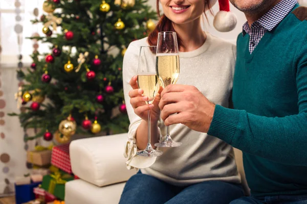 Pareja bebiendo champán en año nuevo - foto de stock