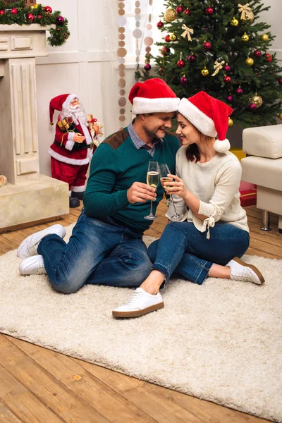 Casal bebendo champanhe no ano novo — Fotografia de Stock