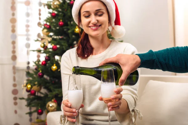 Pareja bebiendo champán en año nuevo - foto de stock