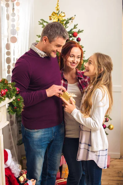 Glückliche Familie mit Weihnachtsgeschenk — Stockfoto