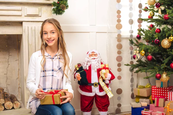 Adolescente com presente de Natal — Fotografia de Stock