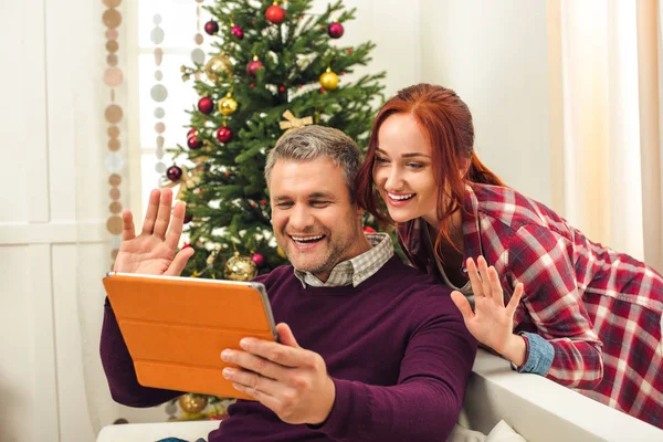 Pareja con tableta digital en Navidad - foto de stock