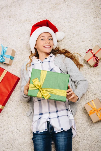 Adolescente feliz con cajas de regalo - foto de stock