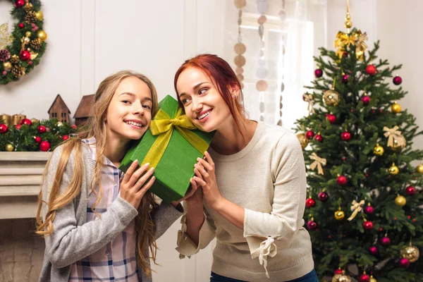 Madre e figlia con regalo di Natale — Foto stock