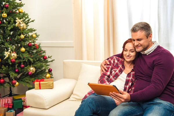Paar mit digitalem Tablet zur Weihnachtszeit — Stockfoto