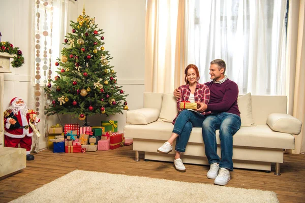 Couple with christmas presents — Stock Photo