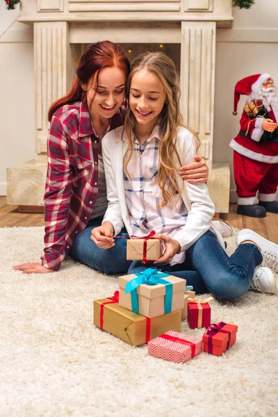 Madre e hija con regalos de Navidad - foto de stock