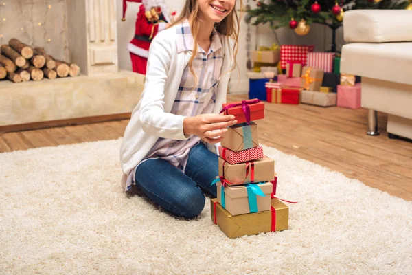 Adolescente feliz com caixas de presente — Fotografia de Stock