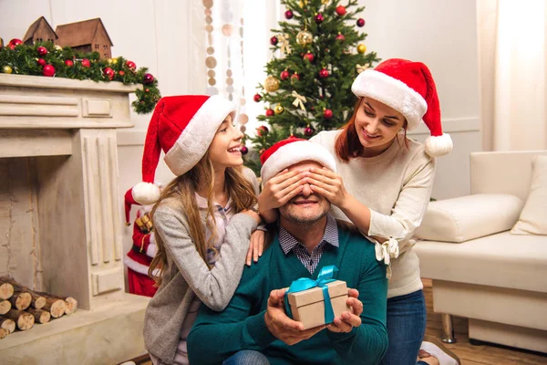 Famiglia felice con regalo di Natale — Foto stock