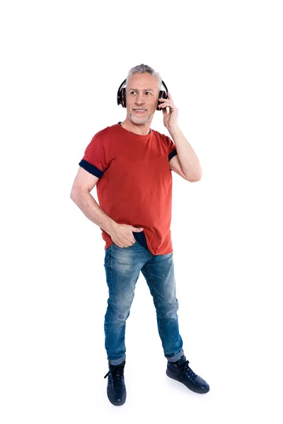 Hombre mayor con auriculares grandes - foto de stock