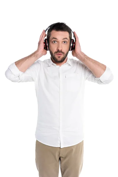 Homem surpreso em grandes fones de ouvido — Fotografia de Stock