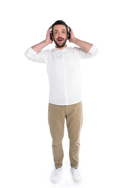 Hombre sorprendido en auriculares grandes - foto de stock