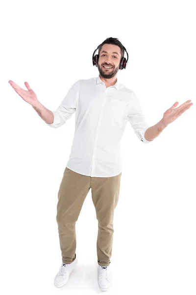 Hombre con auriculares levantando las manos - foto de stock