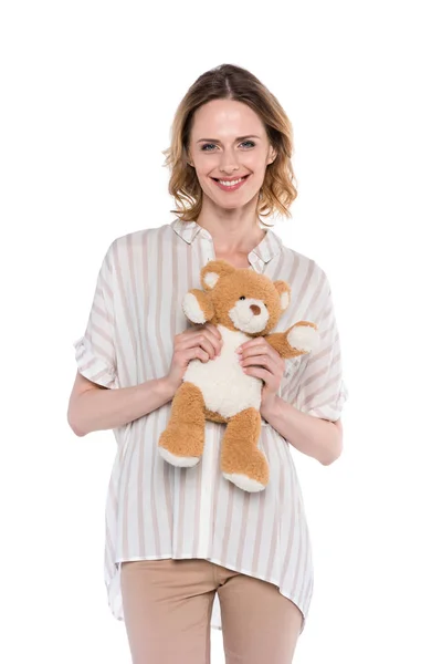 Femme souriante tenant ours en peluche — Photo de stock