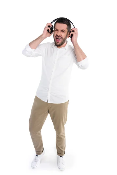 Hombre quitándose los auriculares - foto de stock