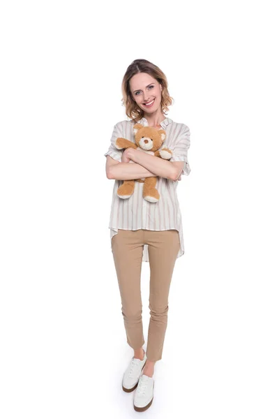 Sonriente mujer abrazando osito de peluche - foto de stock