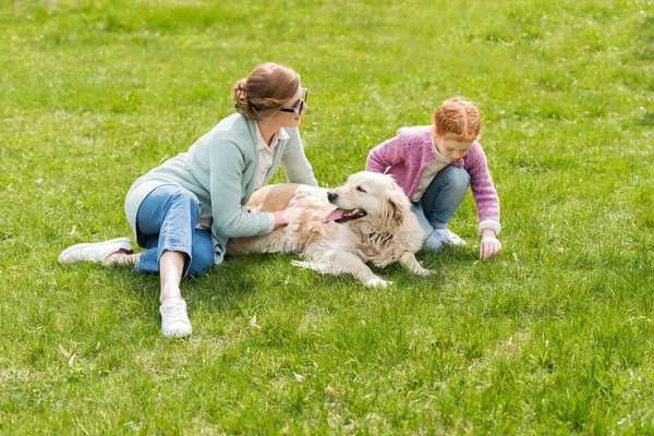 Mutter und Tochter mit Hund — Stockfoto