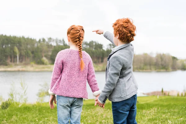 Hermanos tomados de la mano - foto de stock