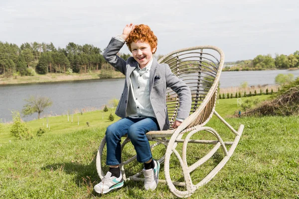 Enfant en fauteuil à bascule — Photo de stock