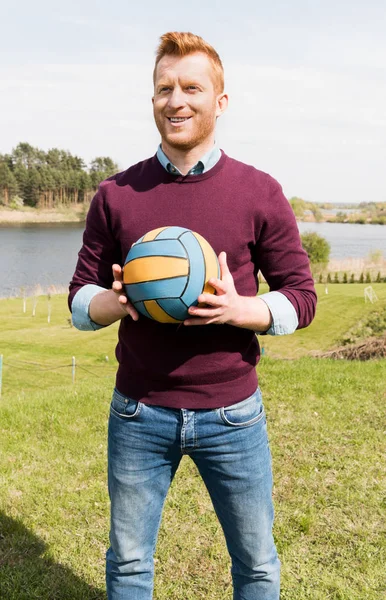 Homem bonito com bola — Fotografia de Stock