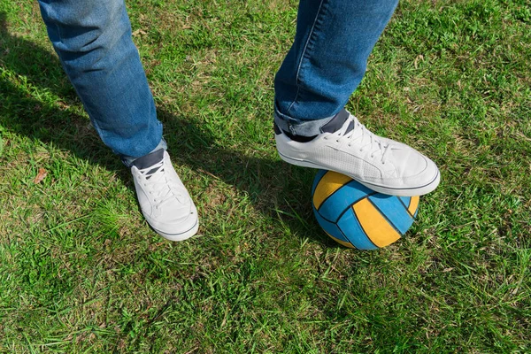 Pernas masculinas com bola — Fotografia de Stock