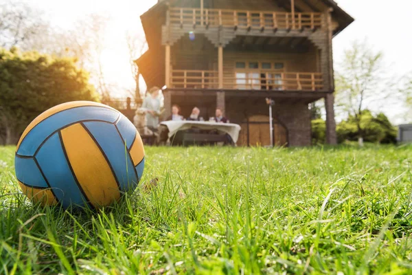 Мяч на траве — стоковое фото